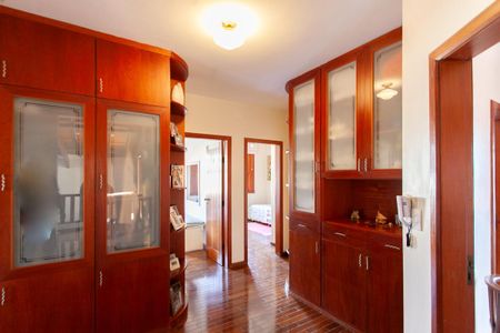 Casa à venda com 360m², 4 quartos e 2 vagasCorredor amplo com roupeiro