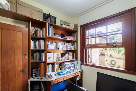 Casa à venda com 360m², 4 quartos e 2 vagasEscritório