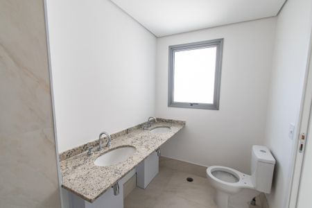 Apartamento à venda com 131m², 3 quartos e 2 vagasBanheiro da suíte 3