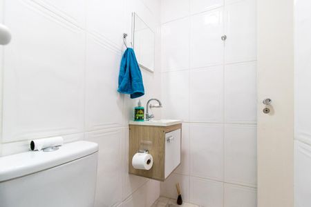 Banheiro Social de kitnet/studio para alugar com 1 quarto, 35m² em Centro, Curitiba