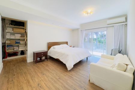 Casa de condomínio para alugar com 550m², 4 quartos e 5 vagas Casa de condomínio para alugar com 550m², 4 quartos e 5 vagasSuíte