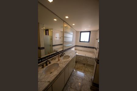 Apartamento para alugar com 550m², 5 quartos e 5 vagas Apartamento para alugar com 550m², 5 quartos e 5 vagasBanheiro da Suíte 4