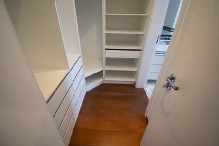 Apartamento para alugar com 550m², 5 quartos e 5 vagas Apartamento para alugar com 550m², 5 quartos e 5 vagasCloset Suíte 4