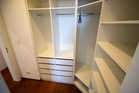 Apartamento para alugar com 550m², 5 quartos e 5 vagas Apartamento para alugar com 550m², 5 quartos e 5 vagasCloset Suíte 4