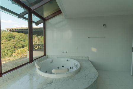 Casa de condomínio para alugar com 1200m², 6 quartos e 10 vagasBanheiro da Suíte 4