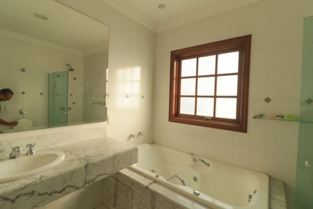 Casa de condomínio para alugar com 1200m², 6 quartos e 10 vagasBanheiro da Suíte 3