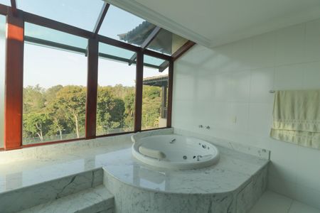 Casa de condomínio para alugar com 1200m², 6 quartos e 10 vagasBanheiro da Suíte 4