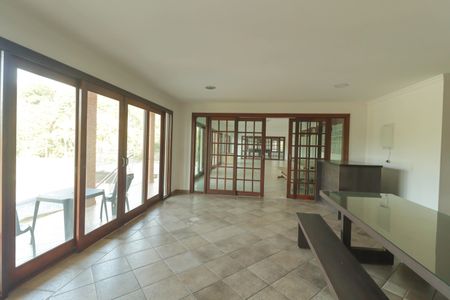 Casa de condomínio para alugar com 1200m², 6 quartos e 10 vagasSalão