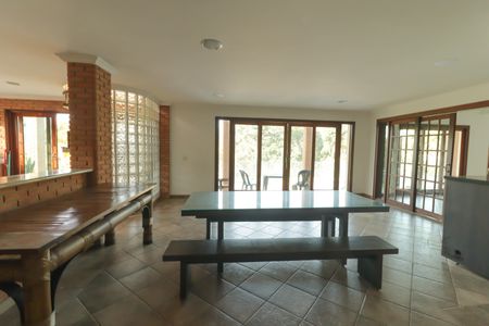 Casa de condomínio para alugar com 1200m², 6 quartos e 10 vagasSalão