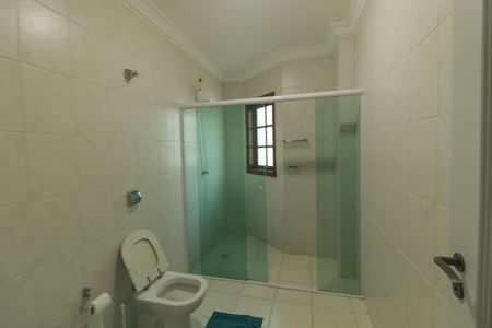 Casa de condomínio para alugar com 1200m², 6 quartos e 10 vagasBanheiro da Suíte 2