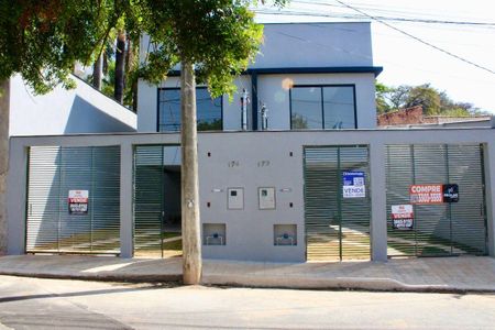 Casa à venda com 180m², 3 quartos e 4 vagasFachada