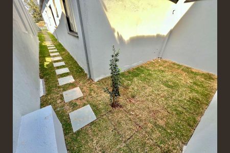 Casa à venda com 180m², 3 quartos e 4 vagasÁrea Externa - Fundos