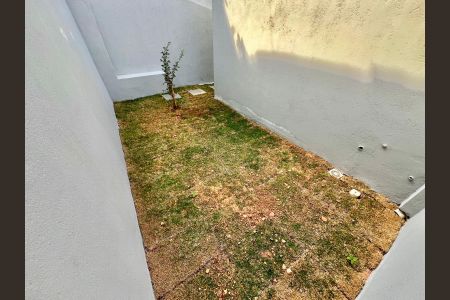 Casa à venda com 180m², 3 quartos e 4 vagasÁrea Externa - Fundos