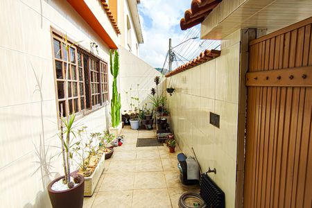 Casa à venda com 220m², 3 quartos e 1 vaga Casa à venda com 220m², 3 quartos e 1 vagaCorredor