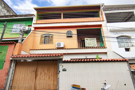 Casa à venda com 220m², 3 quartos e 1 vaga Casa à venda com 220m², 3 quartos e 1 vagaFachada