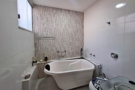 Casa à venda com 720m², 5 quartos e 6 vagasBanheiro Social 1