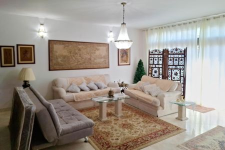 Casa à venda com 720m², 5 quartos e 6 vagasSala