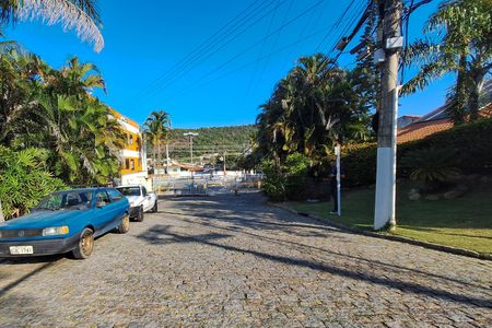 Casa de condomínio à venda com 531m², 4 quartos e 2 vagas Casa de condomínio à venda com 531m², 4 quartos e 2 vagasFachada
