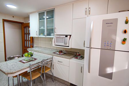 Apartamento à venda com 225m², 3 quartos e 4 vagas Apartamento à venda com 225m², 3 quartos e 4 vagasCozinha e Área de Serviço
