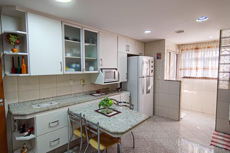 Apartamento à venda com 225m², 3 quartos e 4 vagas Apartamento à venda com 225m², 3 quartos e 4 vagasCozinha e Área de Serviço