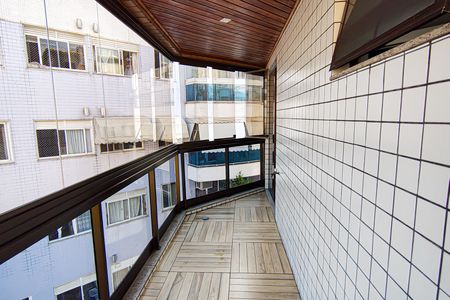 Apartamento à venda com 225m², 3 quartos e 4 vagas Apartamento à venda com 225m², 3 quartos e 4 vagasVaranda da Sala