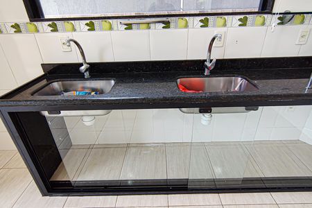 Casa à venda com 587m², 3 quartos e 4 vagas Casa à venda com 587m², 3 quartos e 4 vagasCozinha