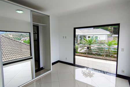 Casa à venda com 587m², 3 quartos e 4 vagas Casa à venda com 587m², 3 quartos e 4 vagasSuíte 3