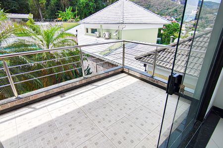 Casa à venda com 587m², 3 quartos e 4 vagas Casa à venda com 587m², 3 quartos e 4 vagasVaranda da Suíte 3