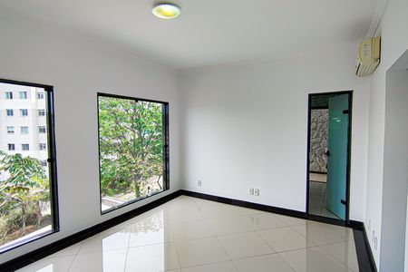 Casa à venda com 587m², 3 quartos e 4 vagas Casa à venda com 587m², 3 quartos e 4 vagasSuíte 1