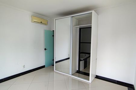 Casa à venda com 587m², 3 quartos e 4 vagas Casa à venda com 587m², 3 quartos e 4 vagasSuíte 3