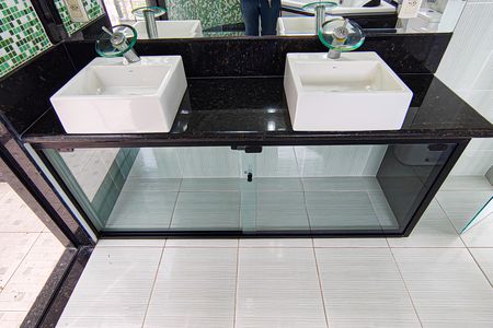 Casa à venda com 587m², 3 quartos e 4 vagas Casa à venda com 587m², 3 quartos e 4 vagasBanheiro da Suíte 1