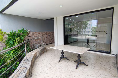 Casa à venda com 587m², 3 quartos e 4 vagas Casa à venda com 587m², 3 quartos e 4 vagasTerraço