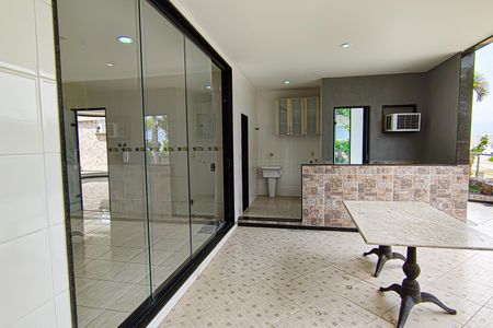 Casa à venda com 587m², 3 quartos e 4 vagas Casa à venda com 587m², 3 quartos e 4 vagasTerraço