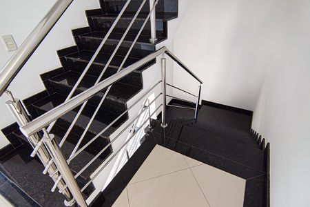 Casa à venda com 587m², 3 quartos e 4 vagas Casa à venda com 587m², 3 quartos e 4 vagasEscada