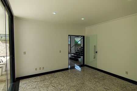 Casa à venda com 587m², 3 quartos e 4 vagas Casa à venda com 587m², 3 quartos e 4 vagasSala 2