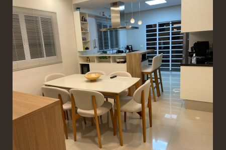 Casa à venda com 192m², 3 quartos e 3 vagas Casa à venda com 192m², 3 quartos e 3 vagasCozinha