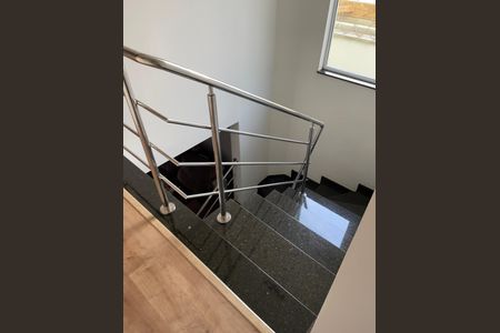 Casa à venda com 192m², 3 quartos e 3 vagas Casa à venda com 192m², 3 quartos e 3 vagasEscada