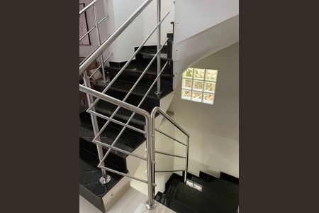 Casa à venda com 192m², 3 quartos e 3 vagas Casa à venda com 192m², 3 quartos e 3 vagasEscada