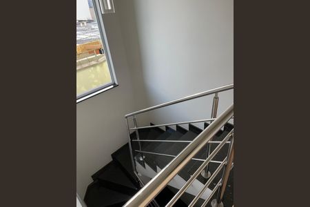 Casa à venda com 192m², 3 quartos e 3 vagas Casa à venda com 192m², 3 quartos e 3 vagasEscada