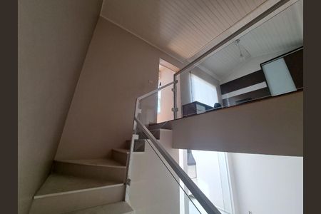 Casa à venda com 150m², 3 quartos e 1 vaga Casa à venda com 150m², 3 quartos e 1 vagaEscada