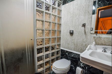 Casa à venda com 242m², 4 quartos e 2 vagas Casa à venda com 242m², 4 quartos e 2 vagasBanheiro da Suíte 4