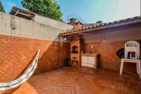 Casa à venda com 242m², 4 quartos e 2 vagas Casa à venda com 242m², 4 quartos e 2 vagasQuintal