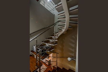 Casa à venda com 242m², 4 quartos e 2 vagas Casa à venda com 242m², 4 quartos e 2 vagasEscada