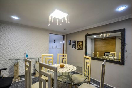 Casa à venda com 242m², 4 quartos e 2 vagas Casa à venda com 242m², 4 quartos e 2 vagasSala de Jantar