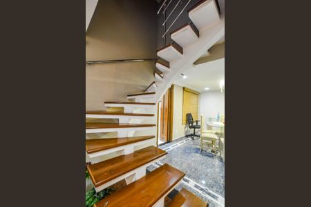 Casa à venda com 242m², 4 quartos e 2 vagas Casa à venda com 242m², 4 quartos e 2 vagasEscada