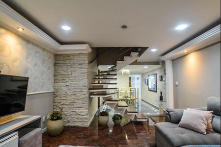 Casa à venda com 242m², 4 quartos e 2 vagas Casa à venda com 242m², 4 quartos e 2 vagasSala