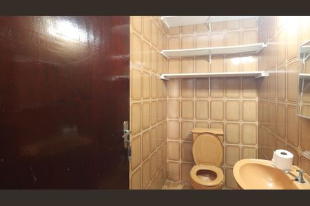 Casa à venda com 306m², 4 quartos e 7 vagas Casa à venda com 306m², 4 quartos e 7 vagasBanheiro de Serviço 2