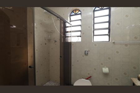 Casa à venda com 306m², 4 quartos e 7 vagas Casa à venda com 306m², 4 quartos e 7 vagasBanheiro da Suíte 2