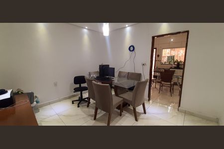 Casa à venda com 300m², 5 quartos e 4 vagas Casa à venda com 300m², 5 quartos e 4 vagasSala de Jantar