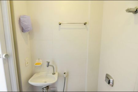 Apartamento à venda com 130m², 3 quartos e 2 vagas Apartamento à venda com 130m², 3 quartos e 2 vagasBanheiro de Serviço